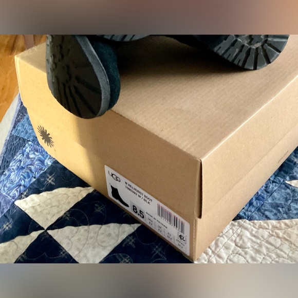 Ugg suede Chelsea boot - Picture 3 of 4